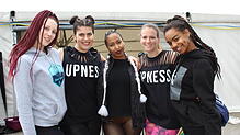 Katie, Nathalie, Vanessa, Gina und Nay (v.l.) aus Stuttgart. Die Tänzerinnen von Wine 'n' Shine gaben beim Workshop einen Einblick in ...