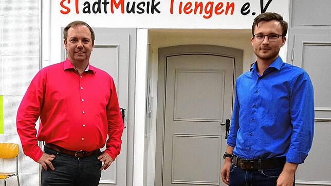 Gemeinsam in die Zukunft: Andreas Dangel, neuer Dirigent der Stadtmusik Tiengen, und der kürzlich zum Vorsitzenden gewählte Pascal ...