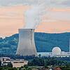 Wieder in Betrieb: Blick auf das Schweizer Atomkraftwerk Leibstadt vom Waldshuter Landratsamt aus. Nach der Revision steigt die ...