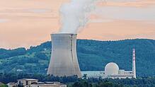 Wieder in Betrieb: Blick auf das Schweizer Atomkraftwerk Leibstadt vom Waldshuter Landratsamt aus. Nach der Revision steigt die ...