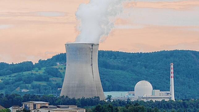 Wieder in Betrieb: Blick auf das Schweizer Atomkraftwerk Leibstadt vom Waldshuter Landratsamt aus. Nach der Revision steigt die ...