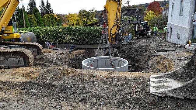 Hier sieht man, warum für eine Woche, die Hauptstraße komplett gesperrt werden musste: Die Arbeiten an der Verrohrung des Kabislandbachs ...
