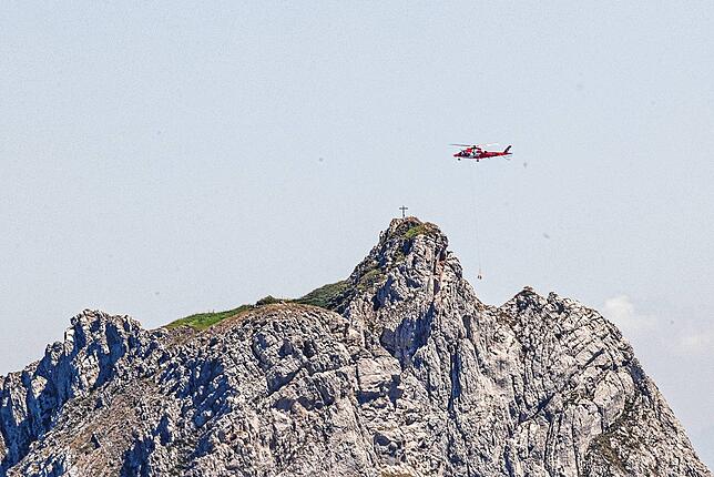 Die Schweizerische Rettungsflugwacht Rega ist im Einsatz, um verirrte Wanderer zu retten.