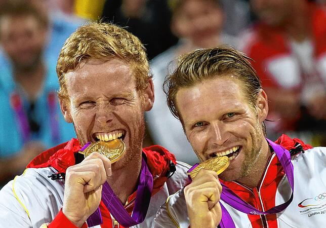 Sie sind wirklich echt: Die Beachvolleyball-Olympiasieger Jonas Reckermann (links) und Julius Brink testen 2012 in London ihre ...