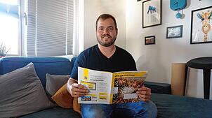 Der neue Weilheimer Gemeinderat Lukas Müller mit dem Magazin des Gemeindetags Baden-Württemberg. Bild: Ursula Freudig