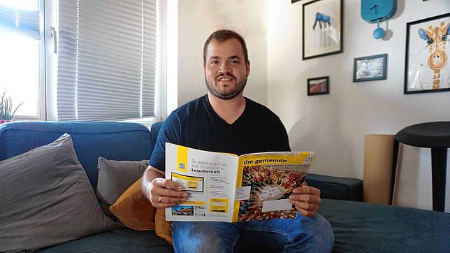 Der neue Weilheimer Gemeinderat Lukas Müller mit dem Magazin des Gemeindetags Baden-Württemberg. Bild: Ursula Freudig