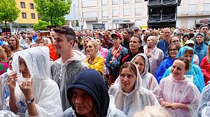 Schon 2019 wurde der Rathausplatz zum Schauplatz des Hohentwielfestivals (Archivbild), 2025 werden dort vier Bands und Stars singen. ...