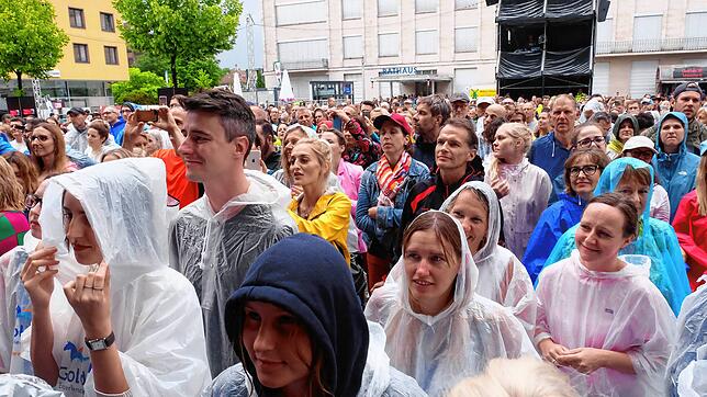 Schon 2019 wurde der Rathausplatz zum Schauplatz des Hohentwielfestivals (Archivbild), 2025 werden dort vier Bands und Stars singen. ...