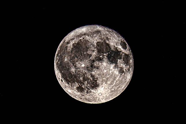 Zwei Stunden nach seinem Aufgang hat auch der Erdbeermond seine typisch rote Farbe verloren. Dafür ist er jetzt viel klarer zu erkennen.