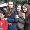 Angelina und Rosalie Limberger (Mitte) aus Donaueschingen treffen auf die syrischen Mädchen Nejmeh (links) und Baara (rechts), die in ...