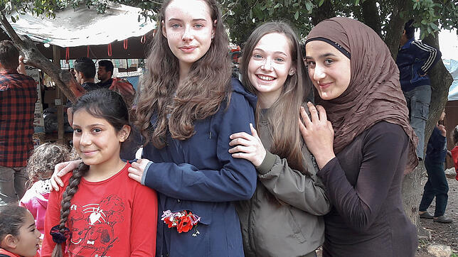 Angelina und Rosalie Limberger (Mitte) aus Donaueschingen treffen auf die syrischen Mädchen Nejmeh (links) und Baara (rechts), die in ...