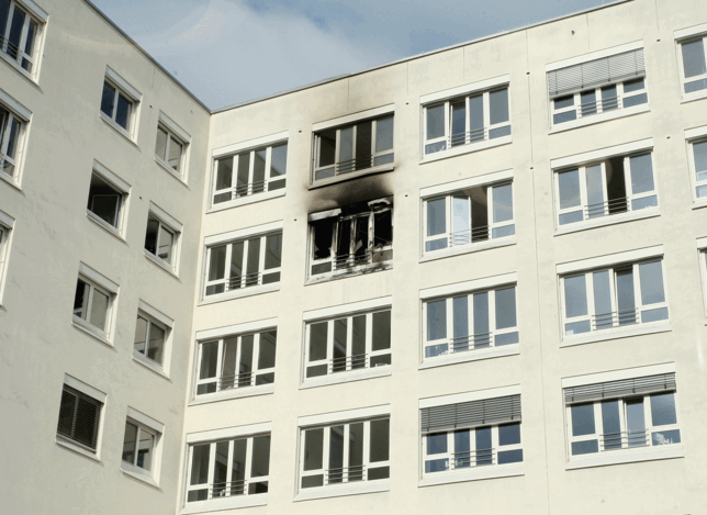 Bild 4: Blick auf Ebene G: So sah es am Konstanzer Klinikum kurz nach nach dem tödlichen Brand aus &ndash; und so heute