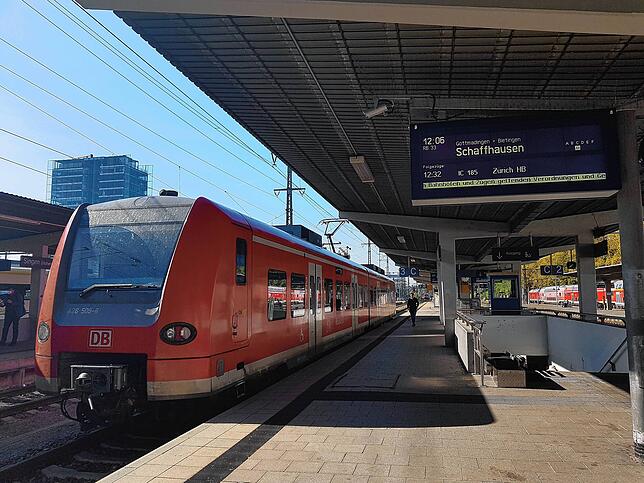 Zwischen Singen und Gottmadingen fährt eine Regionalbahn. Die ist oft überfüllt und sorgt seit Jahren für Unmut bei Pendlern.