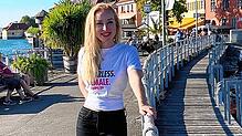 Annika Geiger strahlt vor Meersburger Kulisse. Sie hat es unter die Top 22 der Miss-Germany-Wahl geschafft.