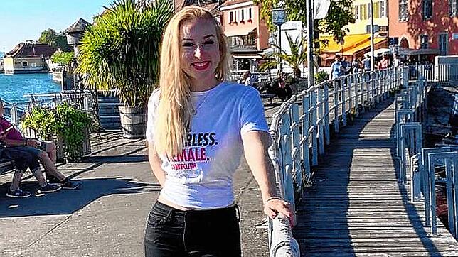 Annika Geiger strahlt vor Meersburger Kulisse. Sie hat es unter die Top 22 der Miss-Germany-Wahl geschafft.