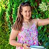 Am Anfang steht die Ernte: Lilli Schilling sucht die schönsten Blütendolden heraus. Sie werden mit der Schere abgeschnitten. Insekten ...