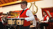 Sie bringen sich beim Jahreskonzert des Musikvereins Dittishausen engagiert mit ein: die Jungmusiker Moritz Engler, dahinter Luca ...