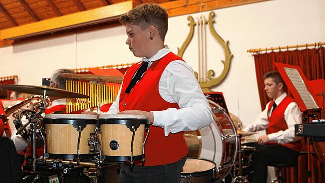 Sie bringen sich beim Jahreskonzert des Musikvereins Dittishausen engagiert mit ein: die Jungmusiker Moritz Engler, dahinter Luca ...