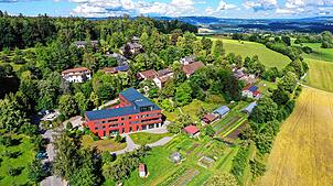 Die Siedlung Brachenreuthe am Waldrand hoch über dem Bodensee. Der rote Neubau ist 2014 entstanden. Die Änderung des Bebauungsplans soll ...