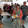 Der Andrang in den Wahllokalen, wie hier im Rotach-Kindergarten, war stellenweise sehr groß. Wahlhelferin Natascha Pieraccini (links) ...