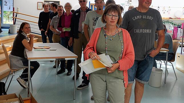 Der Andrang in den Wahllokalen, wie hier im Rotach-Kindergarten, war stellenweise sehr groß. Wahlhelferin Natascha Pieraccini (links) ...