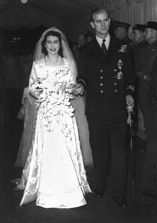 Die damalige Prinzessin Elizabeth und ihr Mann Philip Mountbatten beim Verlassen der Westminster Abbey kurz nach ihrer Trauung am 20. ...