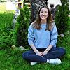 Lia Barmet sitzt im heimischen Garten in Sauldorf. Mit vier Jahren begann die heute 19 Jahre alte Studentin in der Meßkircher Tanzschule ...