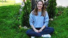 Lia Barmet sitzt im heimischen Garten in Sauldorf. Mit vier Jahren begann die heute 19 Jahre alte Studentin in der Meßkircher Tanzschule ...