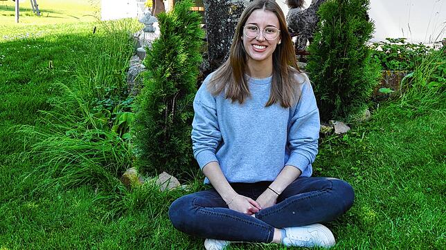 Lia Barmet sitzt im heimischen Garten in Sauldorf. Mit vier Jahren begann die heute 19 Jahre alte Studentin in der Meßkircher Tanzschule ...