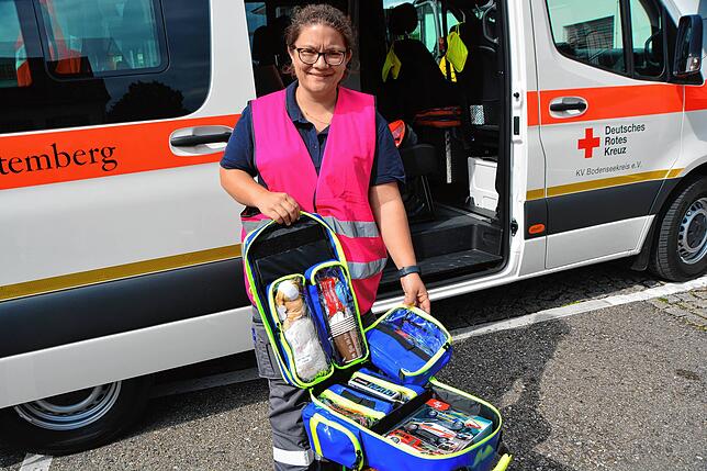 Franziska Trunz vom Psychosozialen Notfalldienst zeigt ihren Rettungsrucksack, in dem sich neben Getränken auch Spielzeug und ...