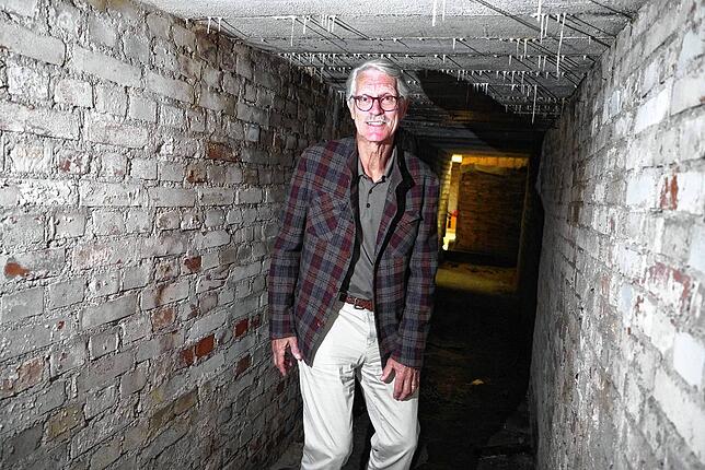 Stadtführer Willy Riegger kann mit seinen 1,90 Metern im Tunnel unter der Kaiserstraße kaum aufrecht stehen. Der 20 Meter breite ...