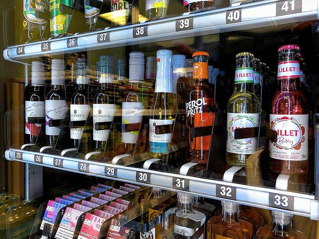 Die alkoholhaltigen Getränke lagern in einem Automaten, an dem der Jugendschutz über eine Altersfreigabe kontrolliert wird.