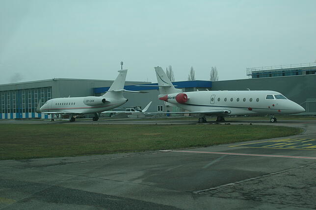 Zwei Langstrecken-Businessjets sind vor den Hallen des Flughafens St. Gallen-Altenrhein geparkt. Sie fliegen Ende der Woche wieder ab.