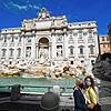 Die Maskendisziplin in Italien ist hoch. Hier zwei Touristinnen vor dem Trevi-Brunnen