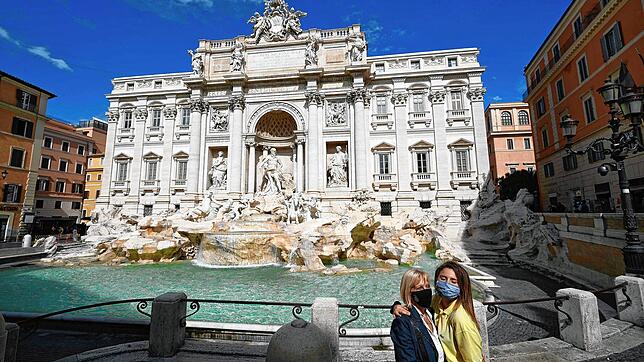 Die Maskendisziplin in Italien ist hoch. Hier zwei Touristinnen vor dem Trevi-Brunnen