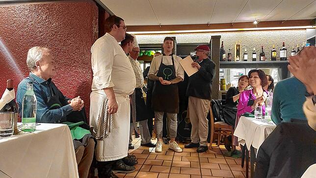 Hubert Neidhart stellt traditionell zu Beginn des Küchenfestes die Köche des Abends vor.