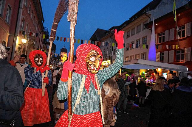 Bild 11: Narrenvolk vergnügt sich auf der Festmeile in der Waldshuter Kaiserstraße - unsere Bildergalerie