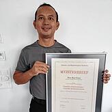 Stolz zeigt Red Ernst seinen Meisterbrief, der ihn zum Küchenmeister auszeichnet.
