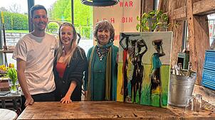 Li Siebicke-Glocker (rechts) mit ihrem Gemälde „Frauen farbig“ am „Tresen Gusseisen“ des Markdorfer Kleinunternehmens Bohlenwerk, ...