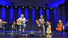 Das Duo Graceland, Thomas Wacker (vorn, links) und Thorsten Gary, mit ihrem Streichquartett – Andrea Barla (Erste Geige, von links), ...