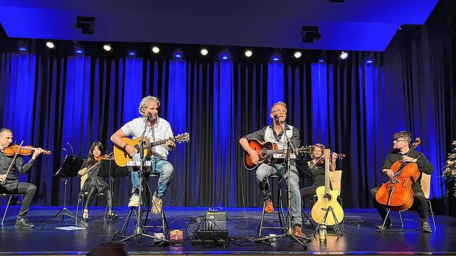 Das Duo Graceland, Thomas Wacker (vorn, links) und Thorsten Gary, mit ihrem Streichquartett – Andrea Barla (Erste Geige, von links), ...
