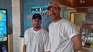 Moritz Girardelli (links) und Julian Müller-Nestler stehen im Burro Burro in der Konstanzer Innenstadt. Die beiden träumen davon, dass ...