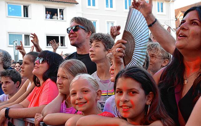 Bild 4: Gute Stimmung beim dritten Konzertabend des Markdorf Open-Air 2025