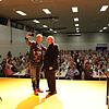 Heinrich del Core und Pfarrer Hans Jürgen Allgaier machen zusammen Selfies auf der Bühne.