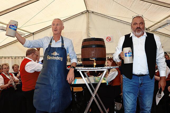 Bürgermeister Ewald Hoffmann (links) und Werner Scheuble beim Fassanstich.