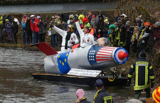 Ihre Mission: Diese Fahrer wollen Donald Trum zum Mars befördern.