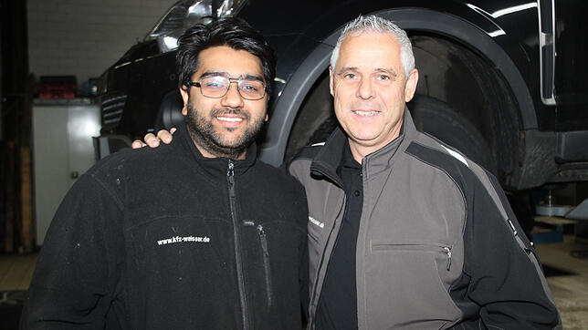 Firmenchef Jürgen Weißer (rechts) mußte viele Hürden überwinden bis Nabeel Ahmad aus Pakistan bei ihm arbeiten konnte.