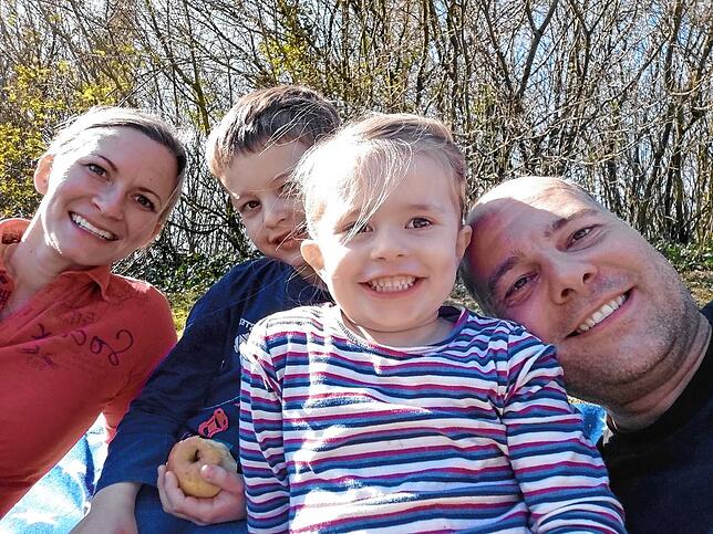Kristina, Leon, Maya und Arno Dietrich verbringen die gemeinsame Zeit in der Natur.