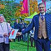 Die Stifterin Sophie Schwörer (links) erhielt aus der Hand von Sigmaringens Bürgermeister Marcus Ehm den Baufreigabeschein mit dem Roten ...