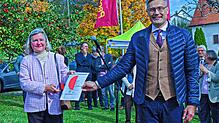 Die Stifterin Sophie Schwörer (links) erhielt aus der Hand von Sigmaringens Bürgermeister Marcus Ehm den Baufreigabeschein mit dem Roten ...